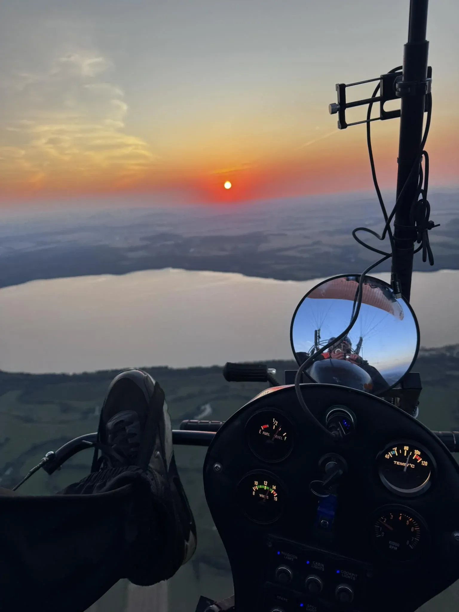 Pasażerka podczas lotu paralotnią