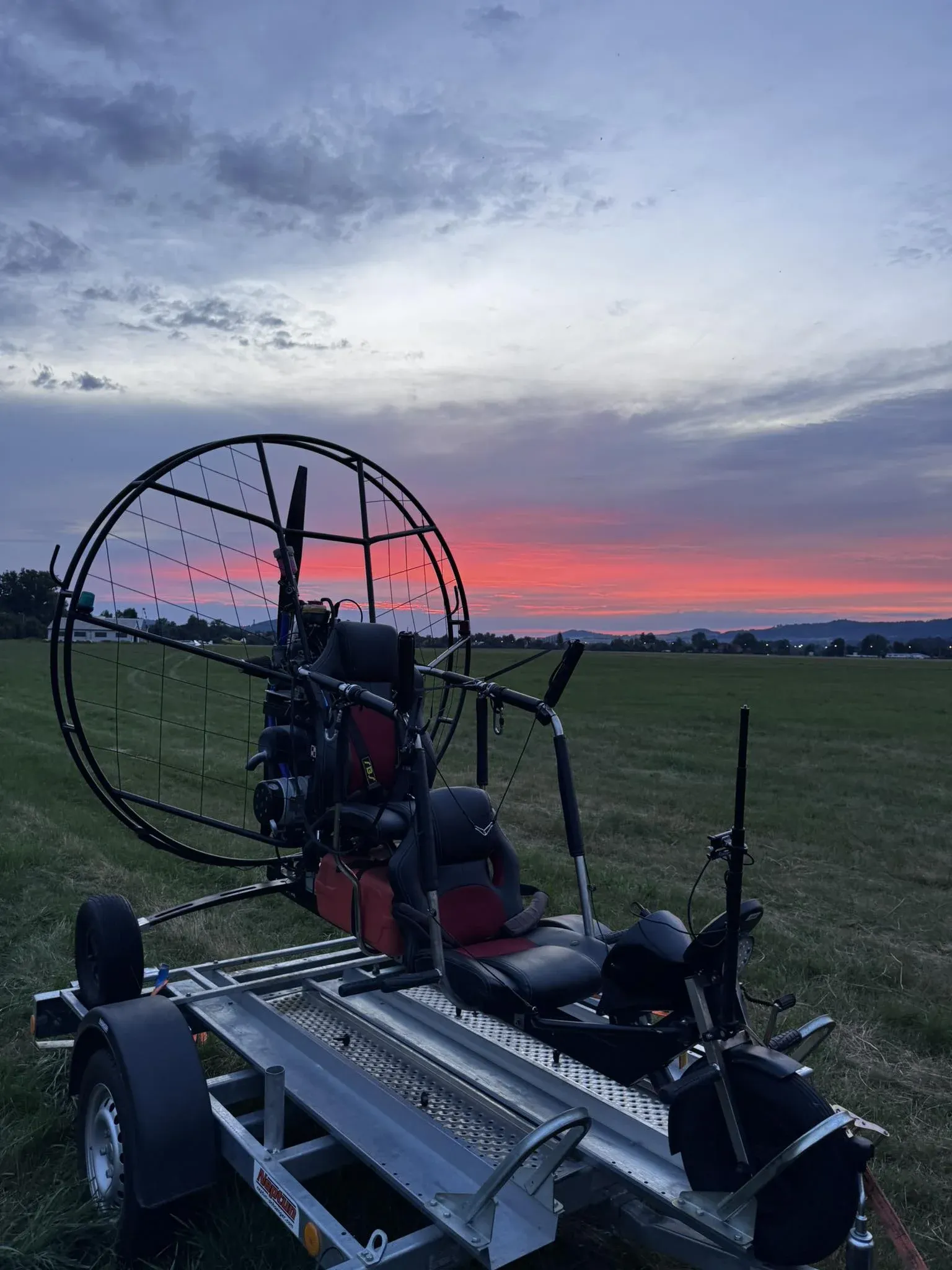 Lot paralotnią z widokiem na góry