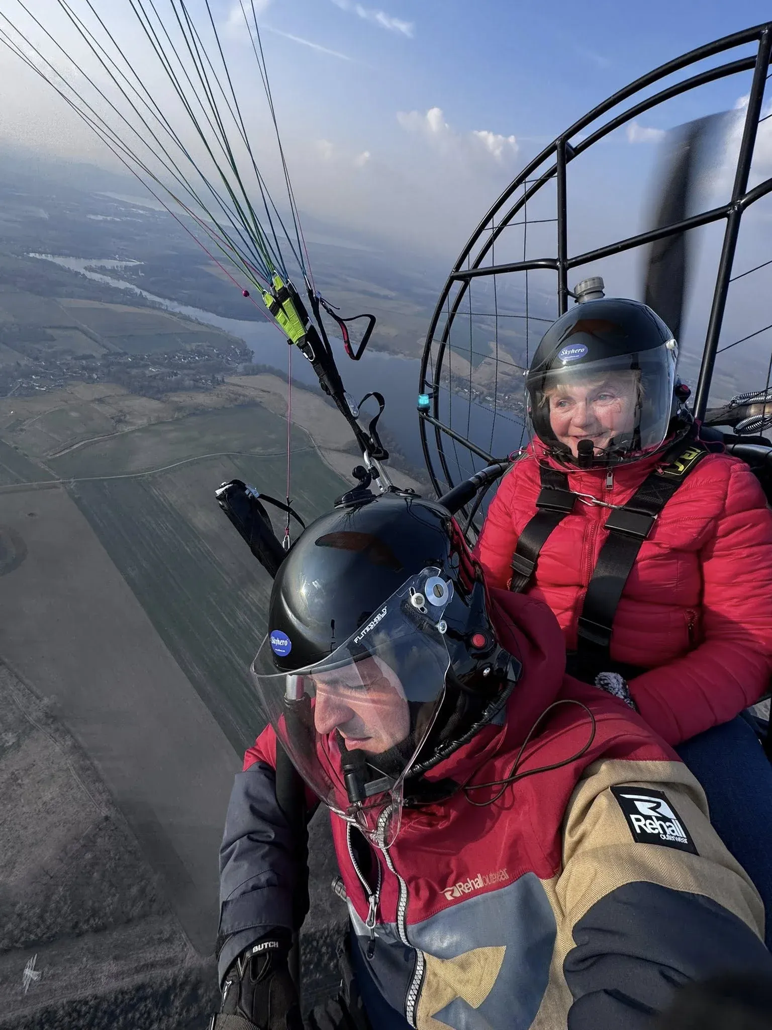 Pasażerka ciesząca się lotem tandemowym