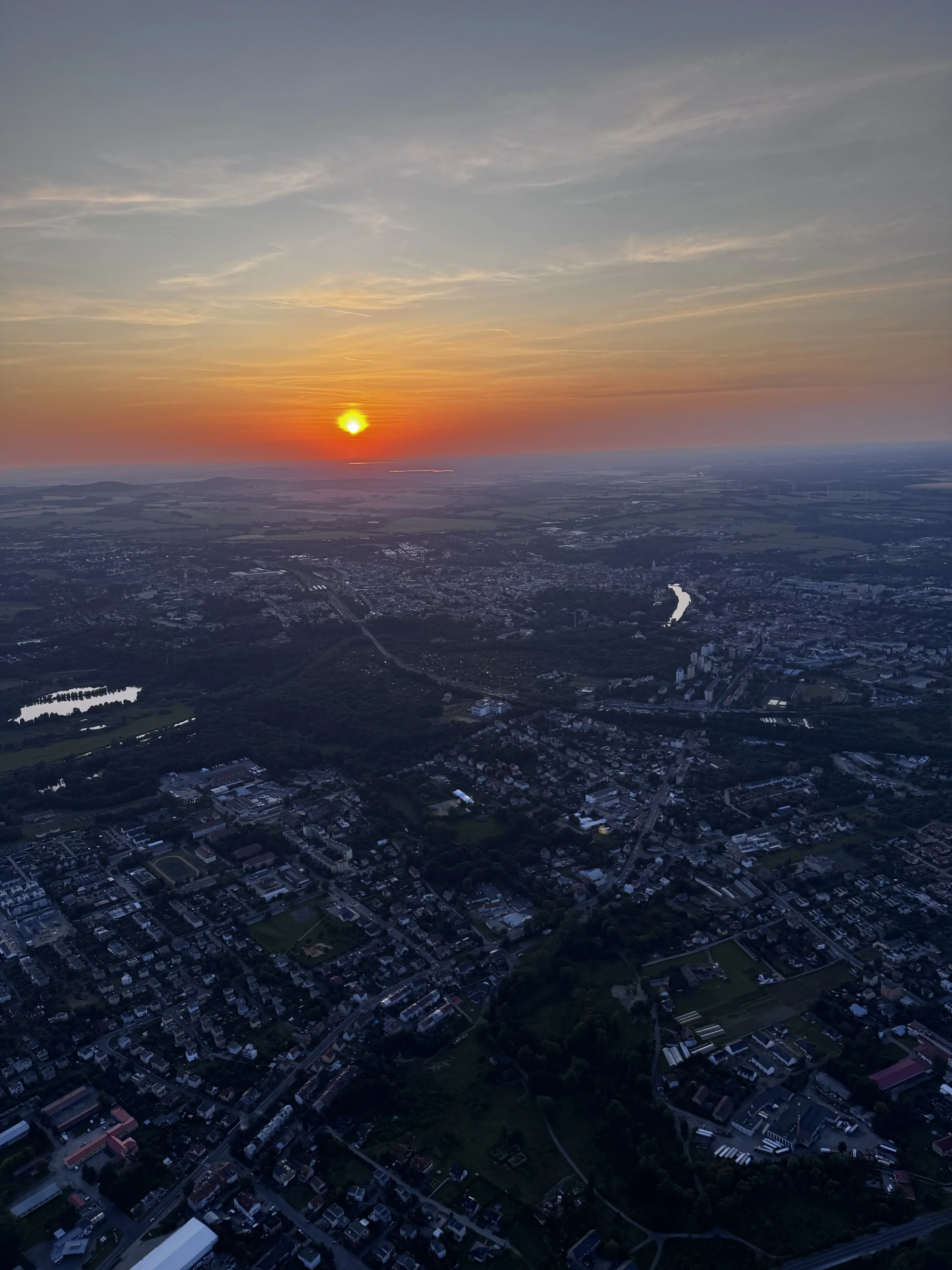 Lot paralotnią o zachodzie słońca