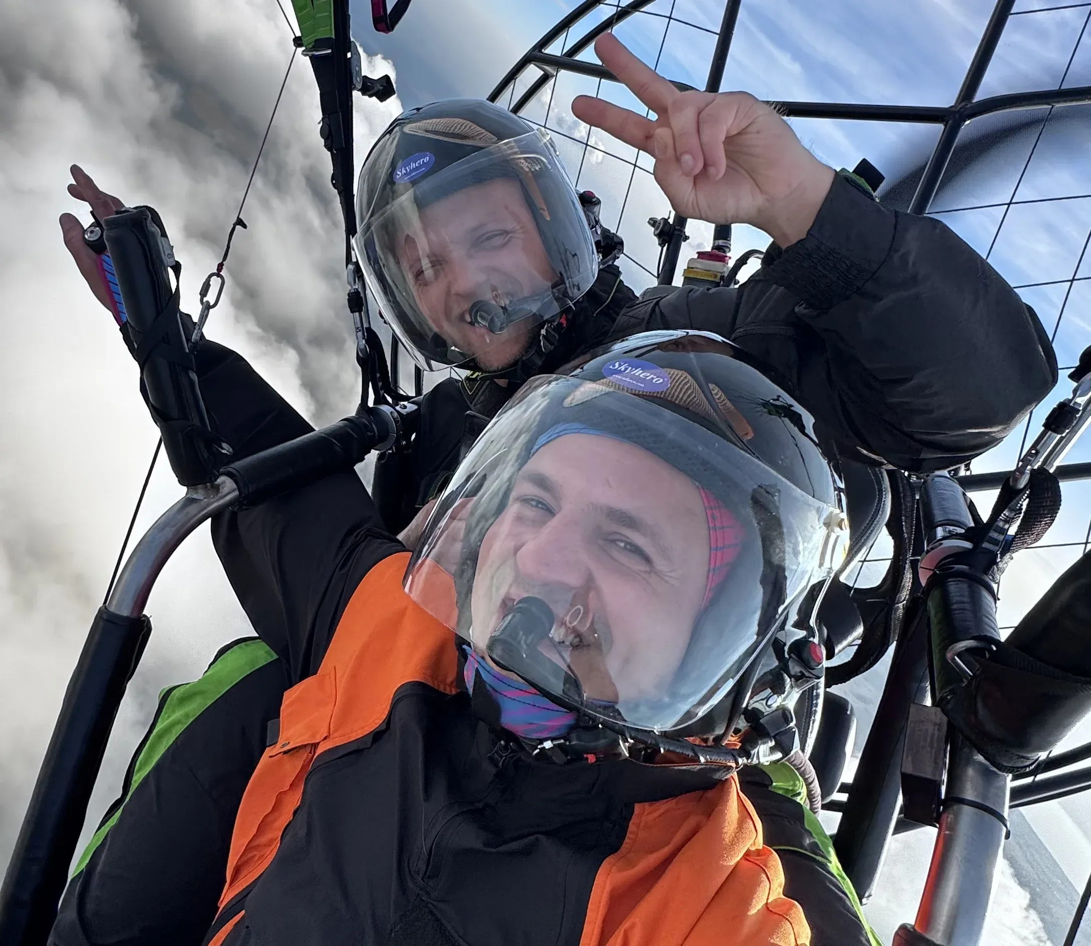 Pasażer podczas lotu paralotnią