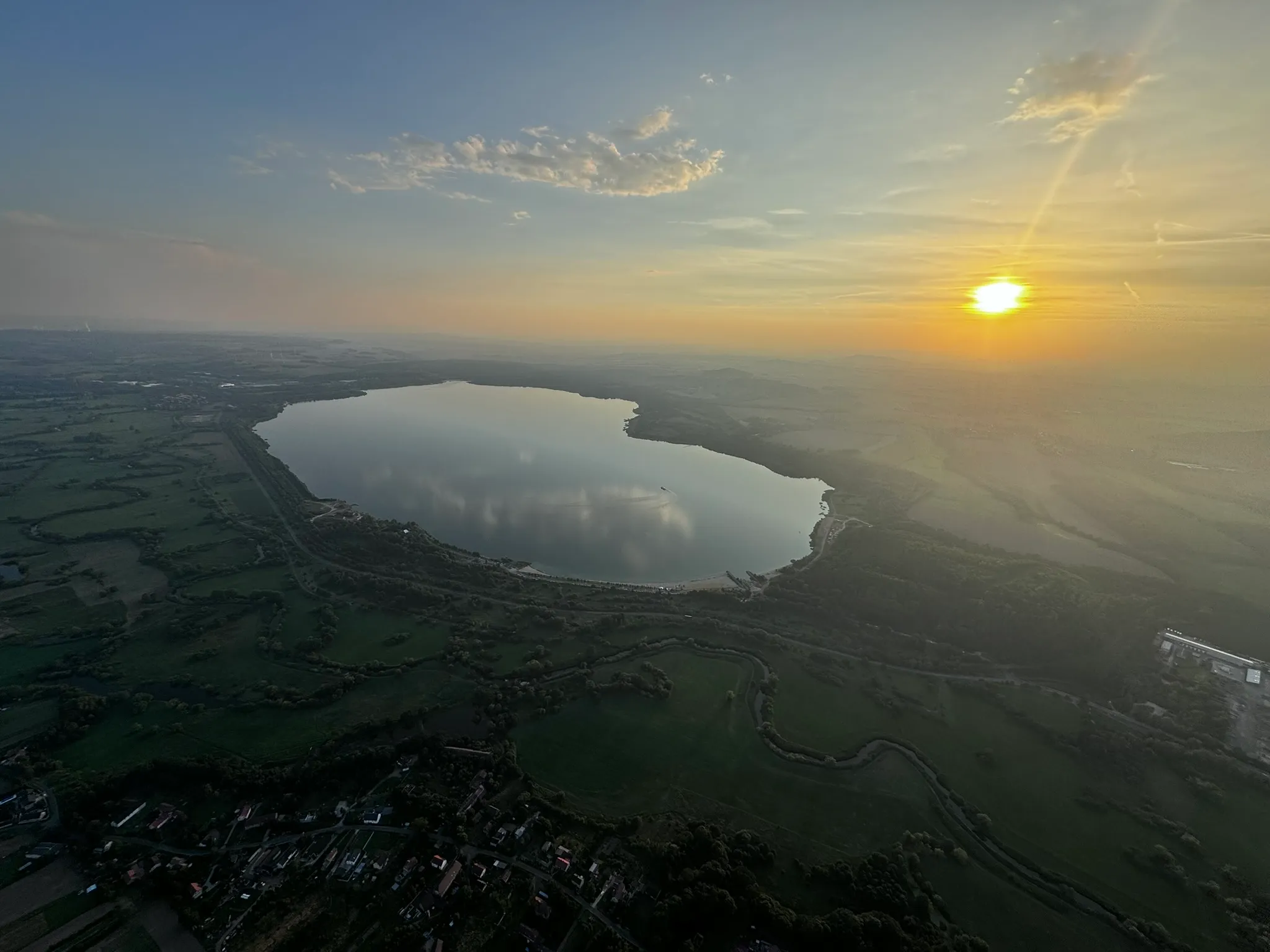 Motoparalotnia w locie nad okolicą Zgorzelca