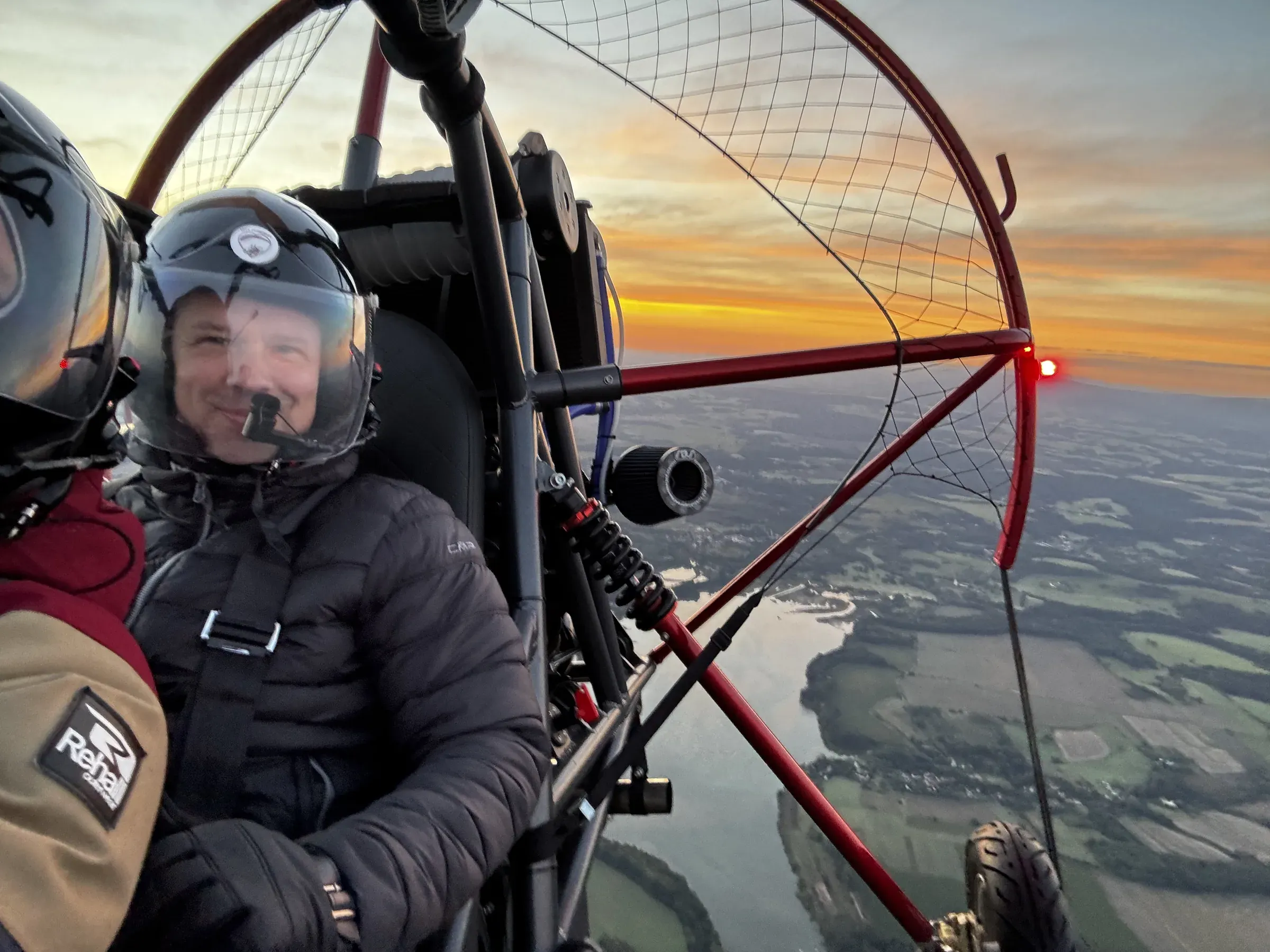 Pilot i pasażer podczas lotu motoparalotnią nad Zgorzelcem