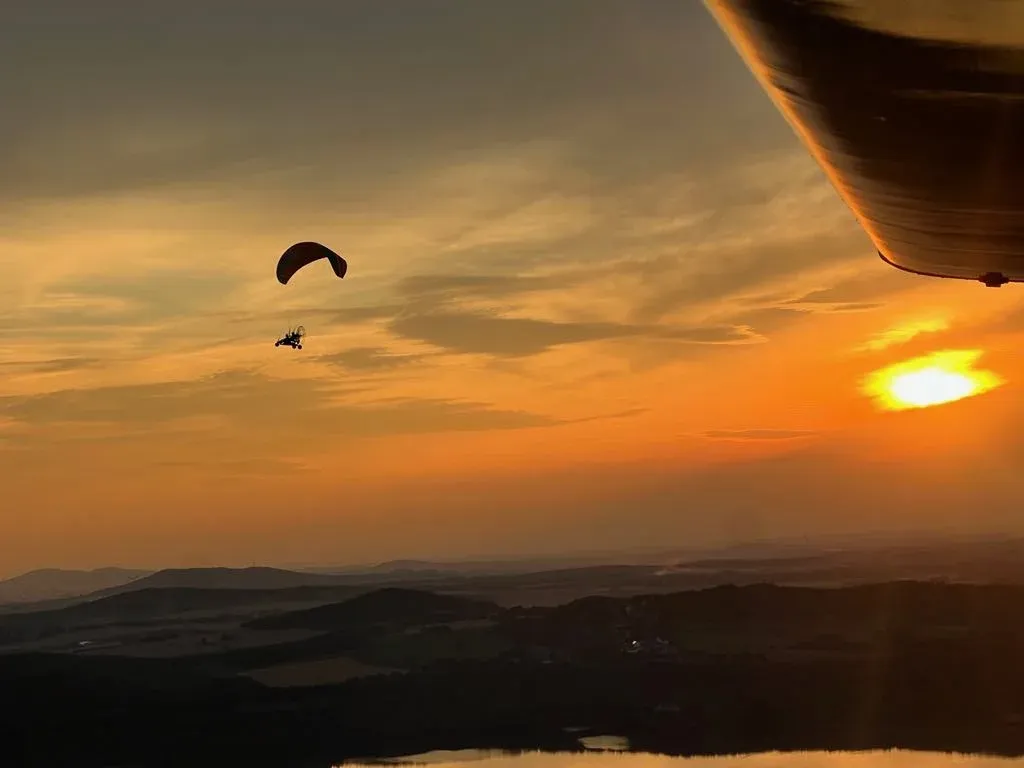 Paralotnia w locie nad okolicą Zgorzelca