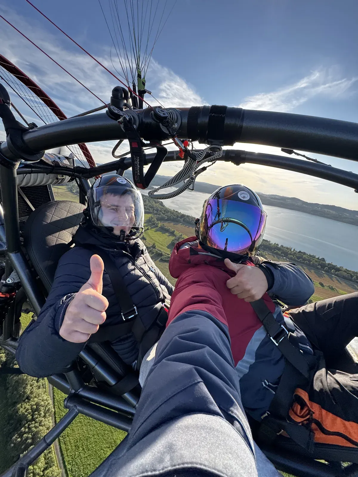 Pasażerowie po locie motoparalotnią, kciuki w górę