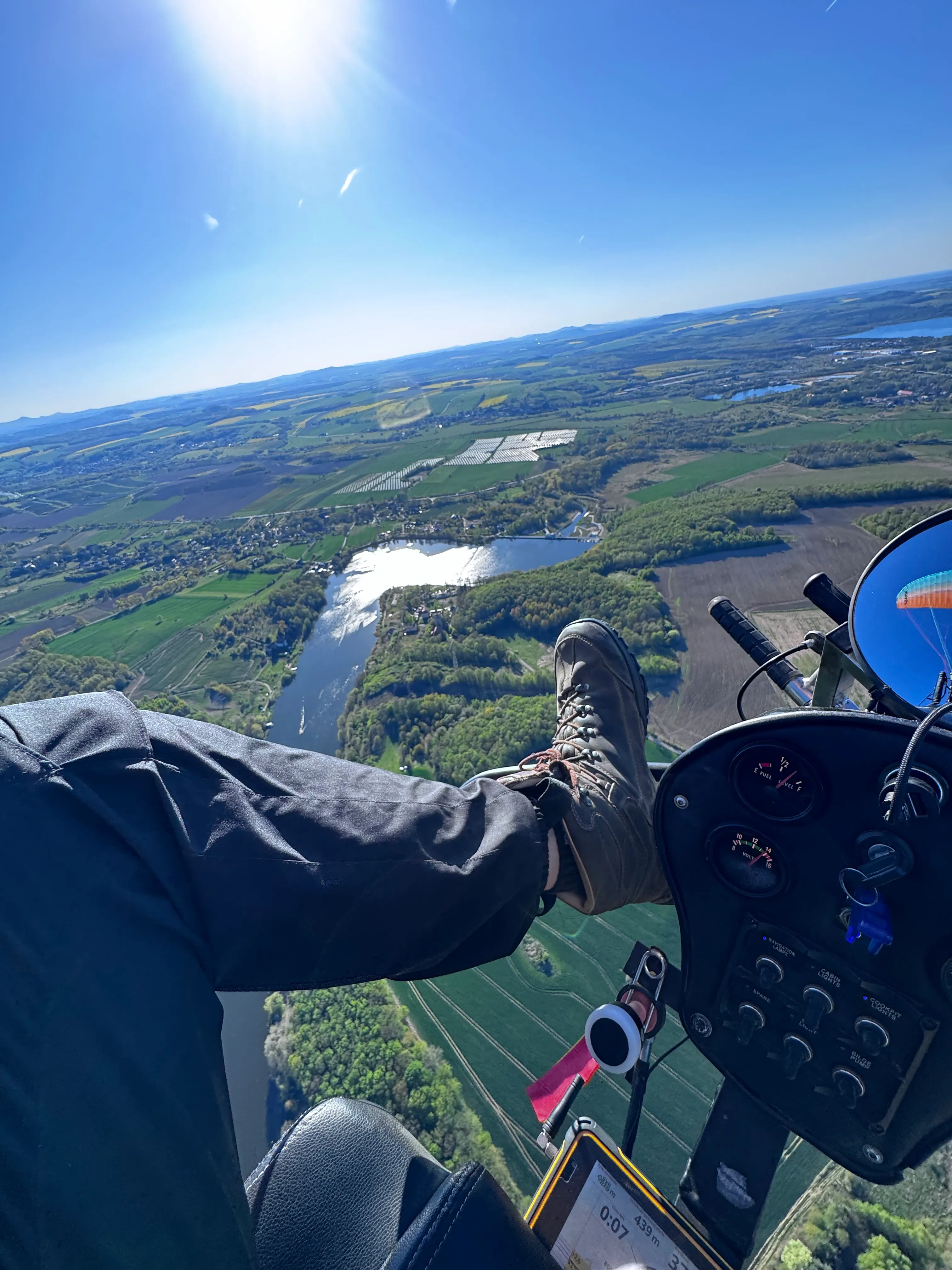 Motoparalotnia w locie nad okolicą Zgorzelca