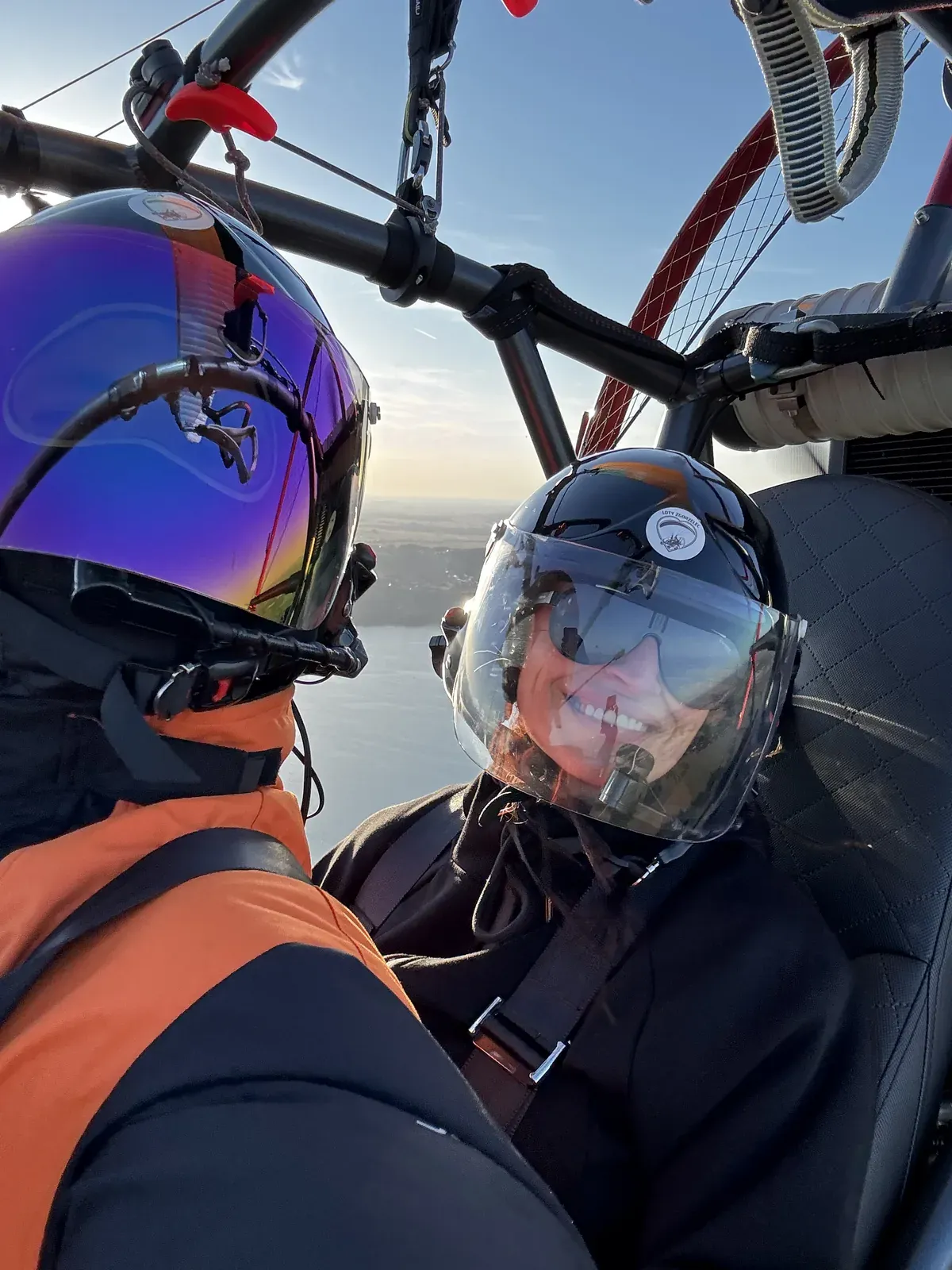 Pilot i pasażerka podczas lotu motoparalotnią