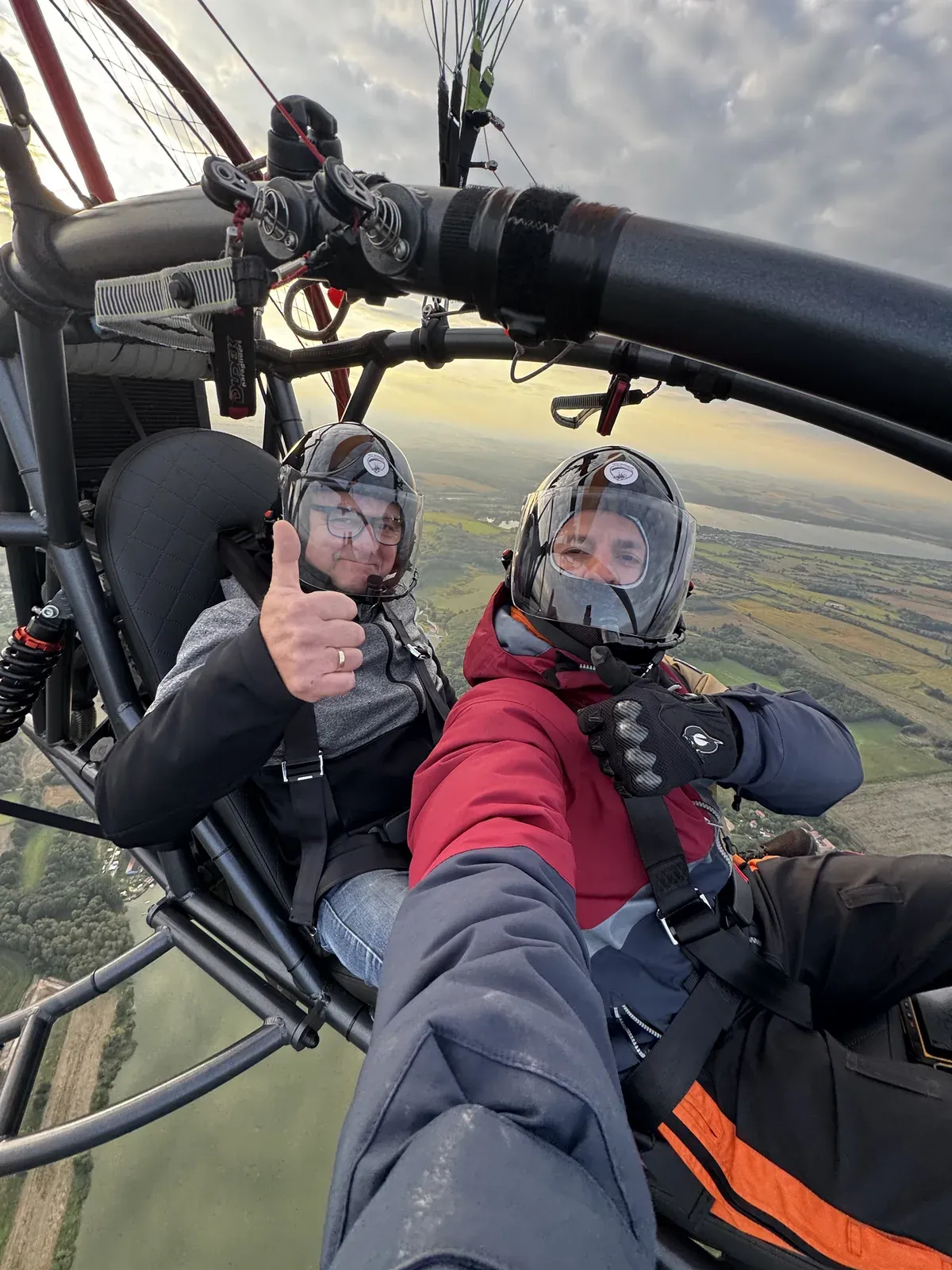 Dwóch pasażerów podczas lotu motoparalotnią